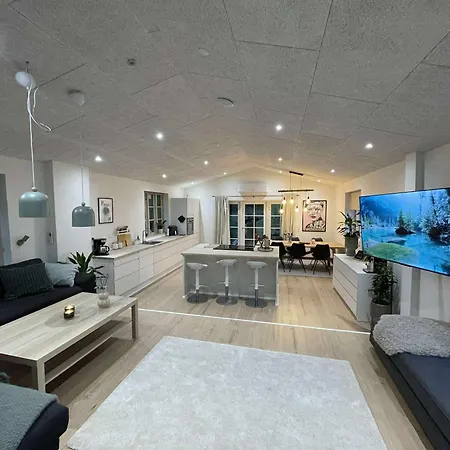 Naturperle Midt I Skoven, Ved So Og Eng *