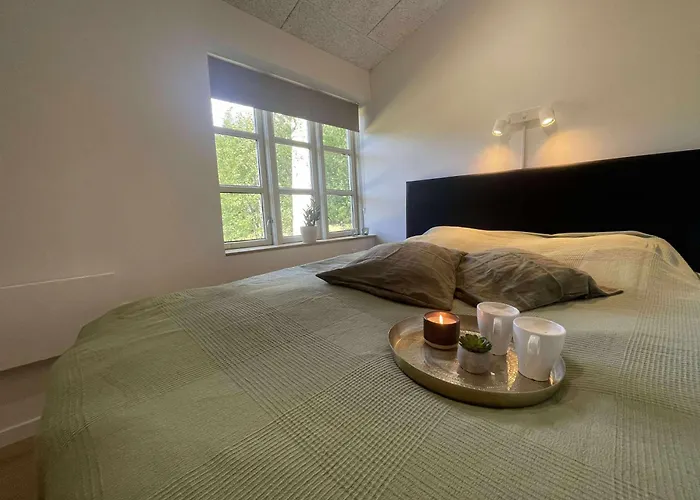 Naturperle Midt I Skoven, Ved So Og Eng *