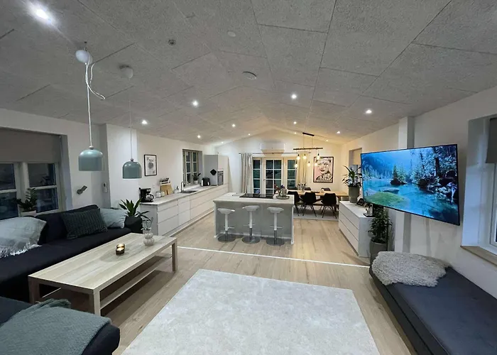 Naturperle Midt I Skoven, Ved So Og Eng *