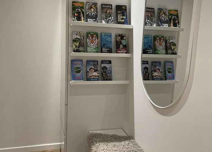 Naturperle Midt I Skoven, Ved So Og Eng